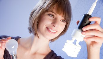 Eine Frau mit einer Glühbirne in der Hand | © www.choroba.de
